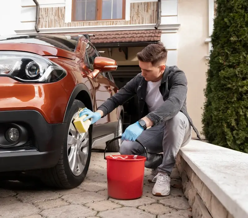 Lavage auto à domicile Perelli : professionnel intervenant sur un véhicule
